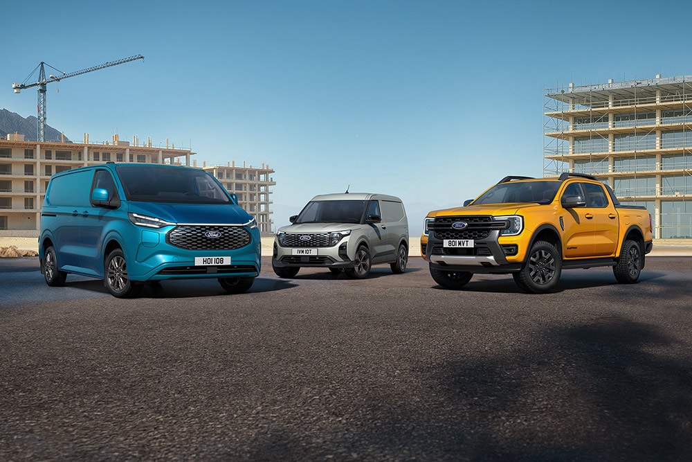 Une collection de véhicules Ford garés devant un chantier de construction.