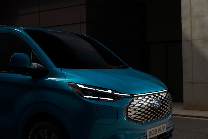 Gros plan sur un fourgon Ford E-Transit Custom électrique bleu..