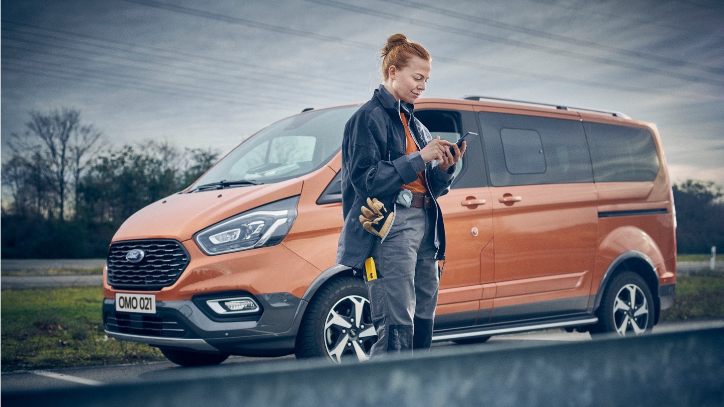 Femme utilisant FordPass Pro