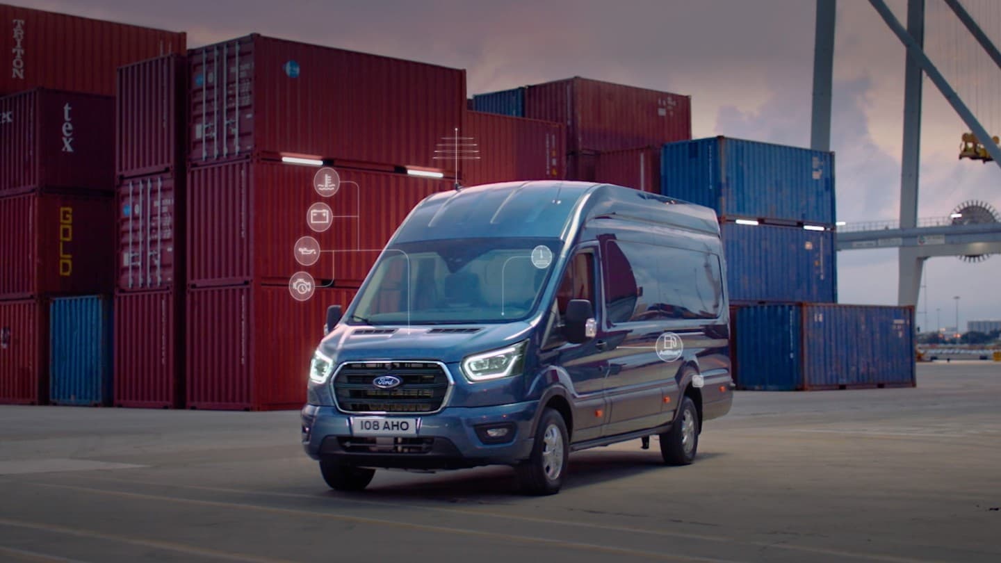 Un Ford Transit garé sur un chantier