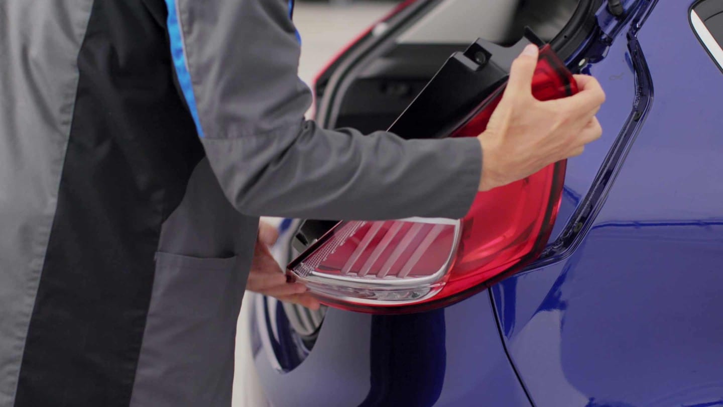 Comment changer l'ampoule de vos feux arrière ? Ford FR