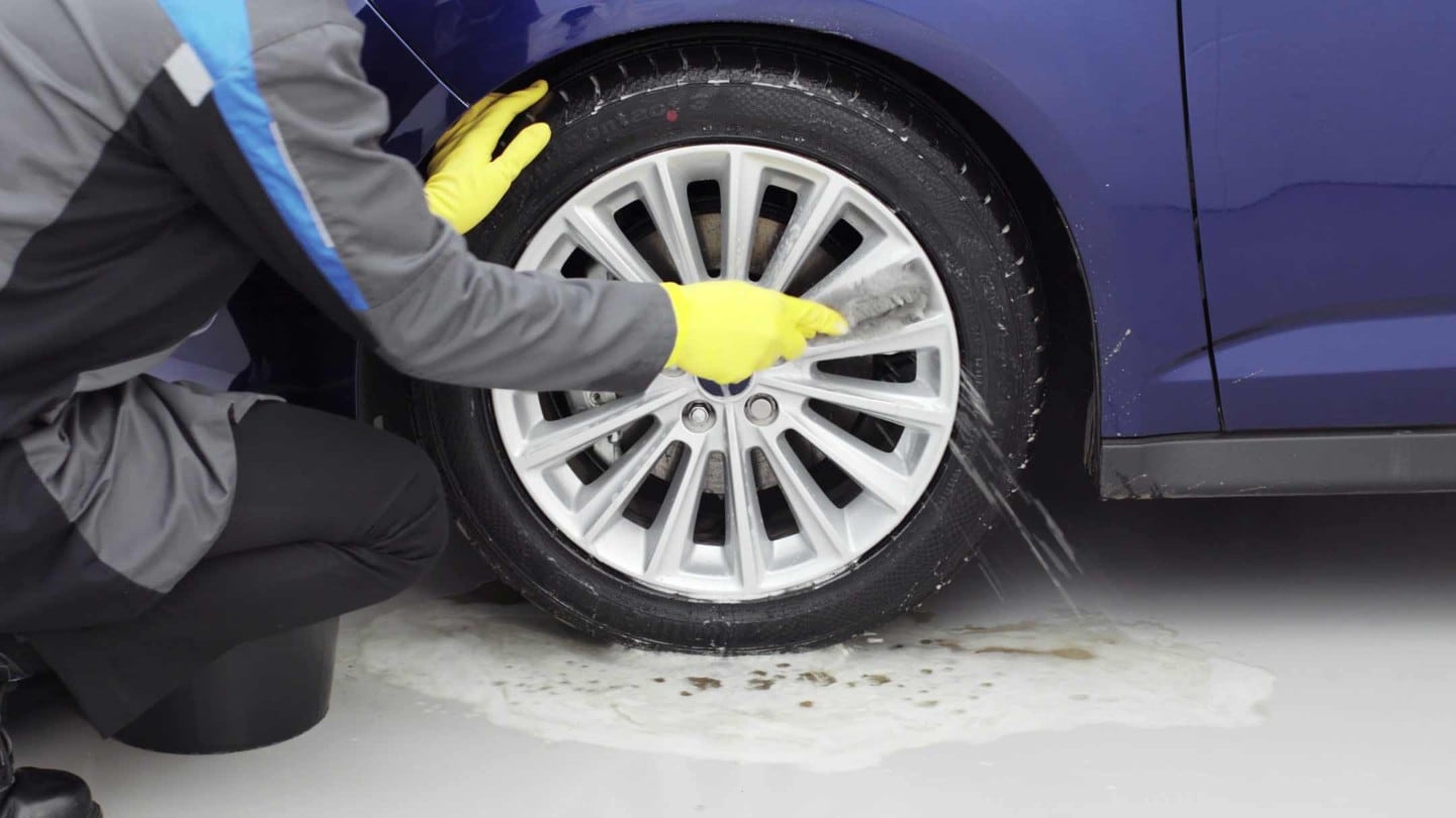 HOW TO CLEAN ALLOY WHEELS