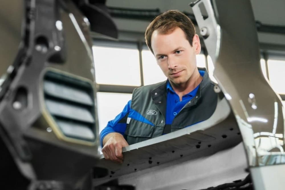 Un expert Ford effectue une réparation en carrosserie.​
