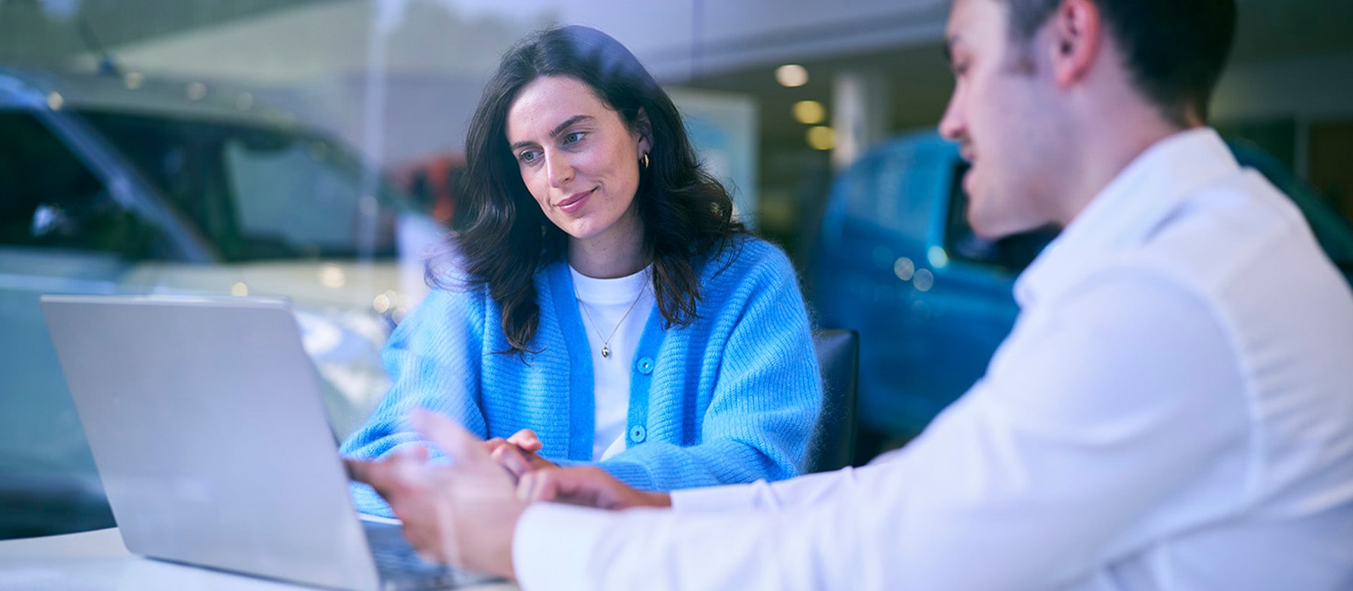 Passagers dans un véhicule Ford avec l’écran numérique SYNC affiché pour aider à naviguer dans une ville.