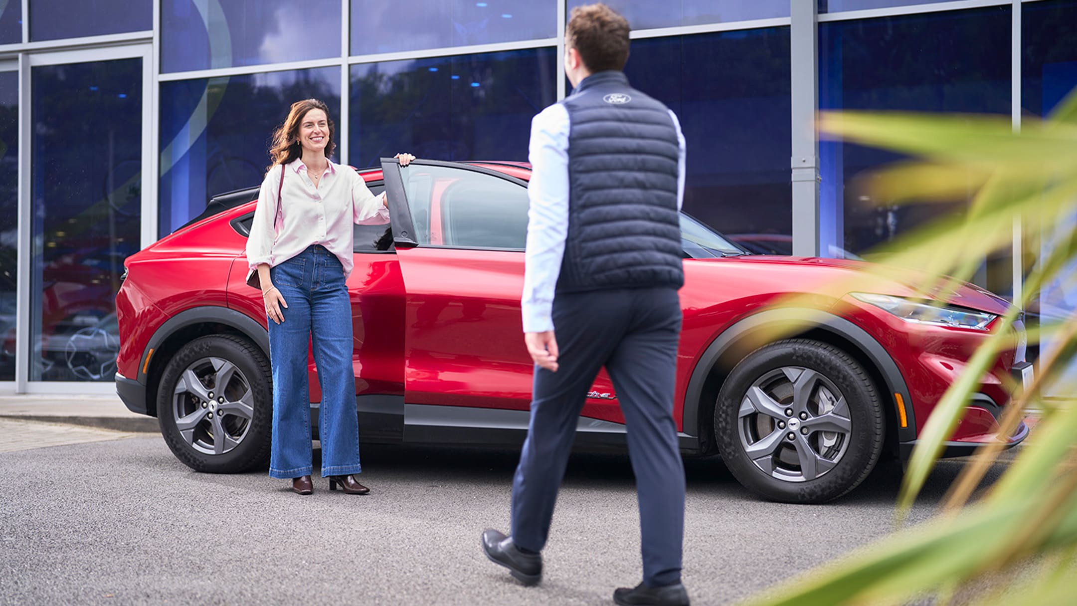 Une personne s'adressant à un expert Ford dans un centre de service Ford.​