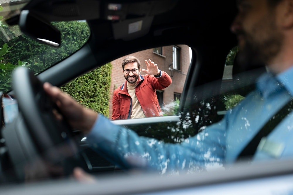 Un conseiler de clientèle Ford récupérant le véhicule d'un client