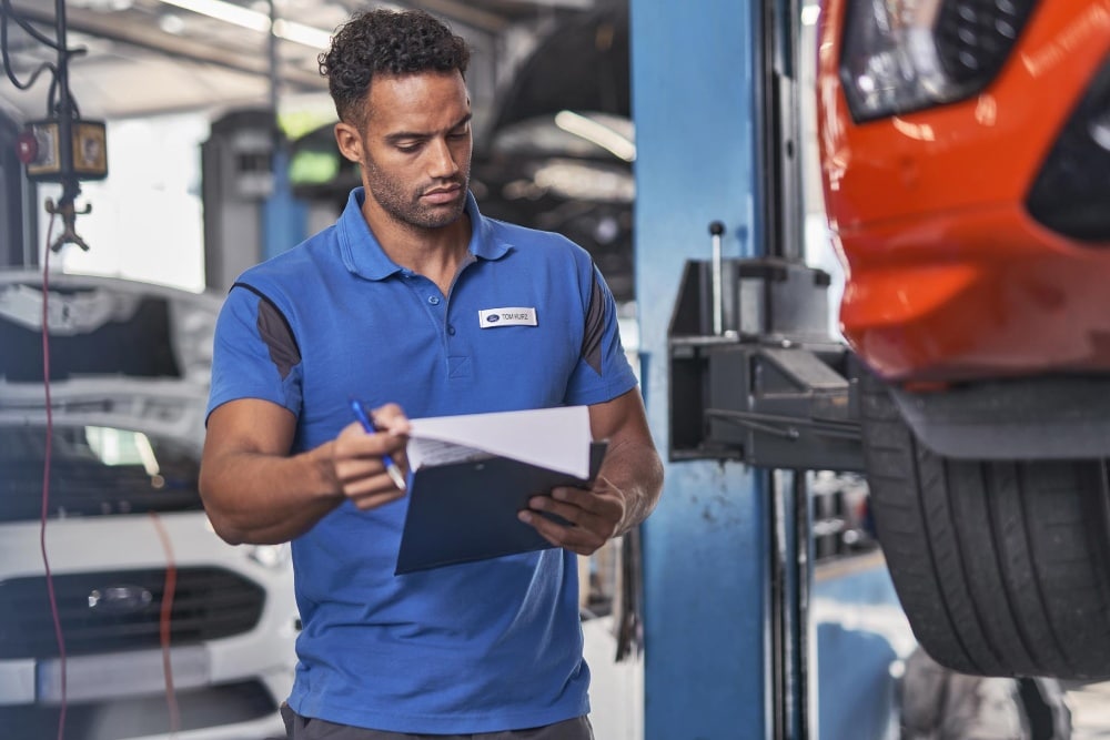Technicien d’entretien Ford inspectant des roues