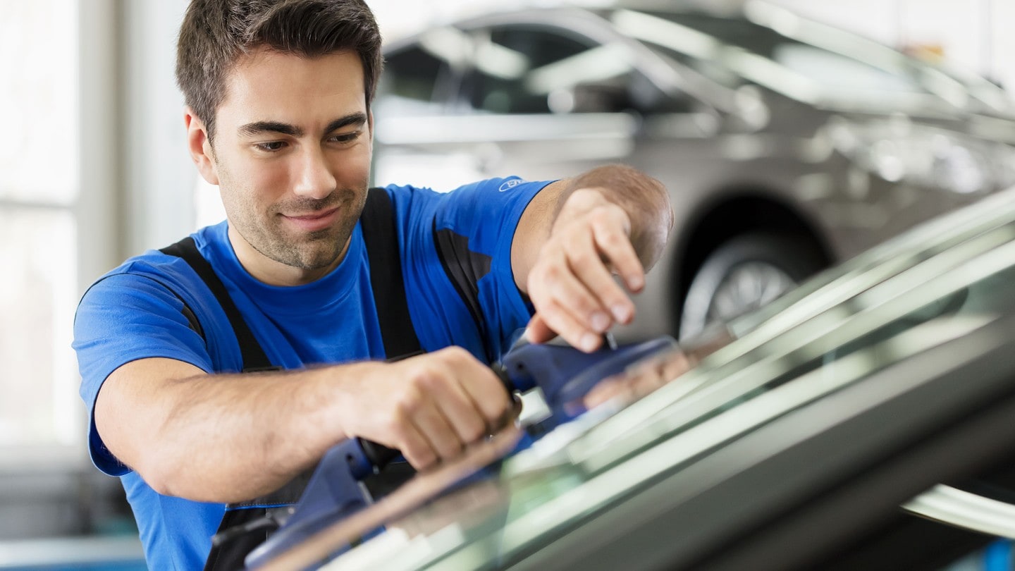 Techniciens de service Ford inspectant un véhicule