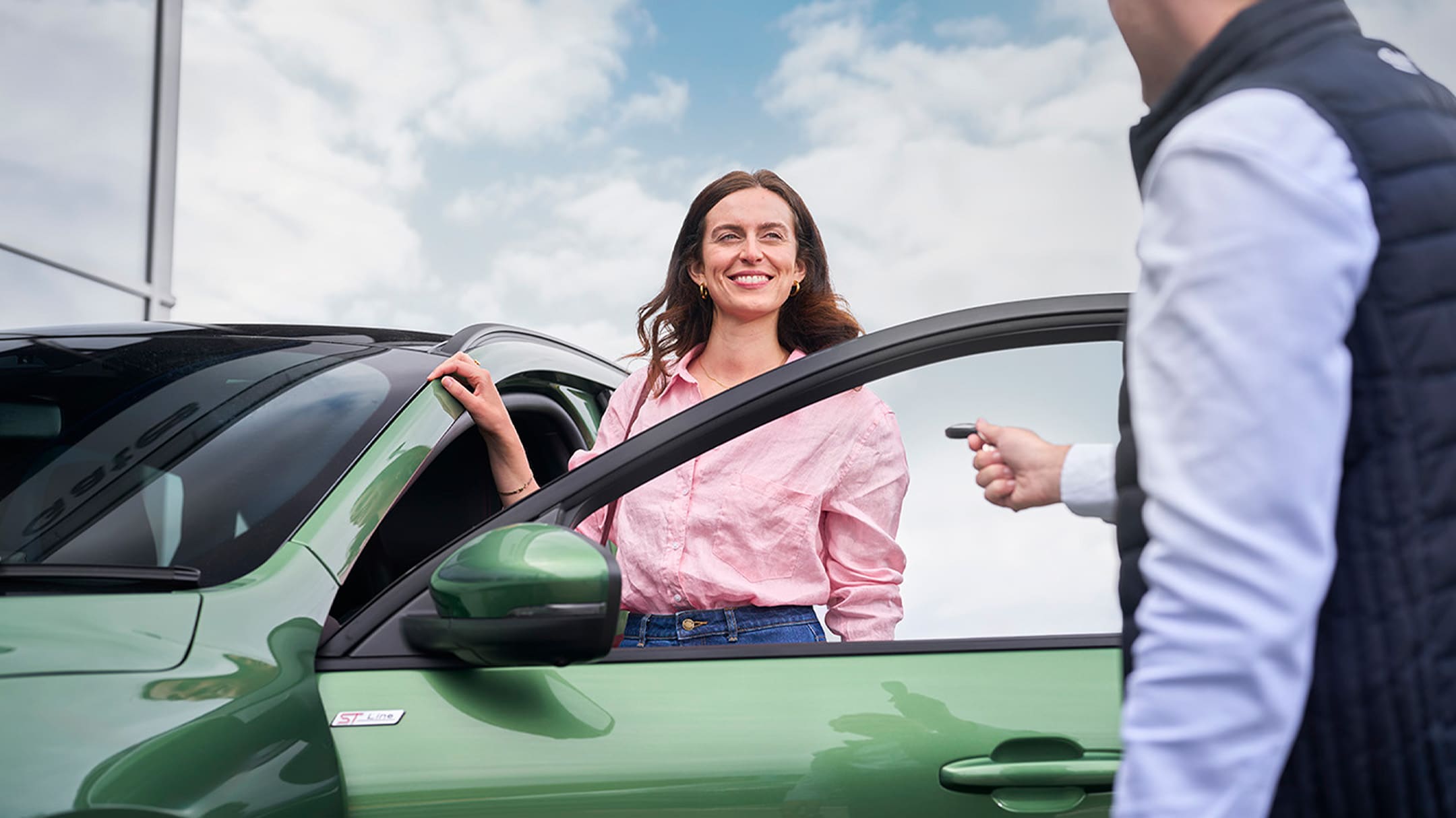 Un conseiller Ford prête un véhicule de courtoisie au client