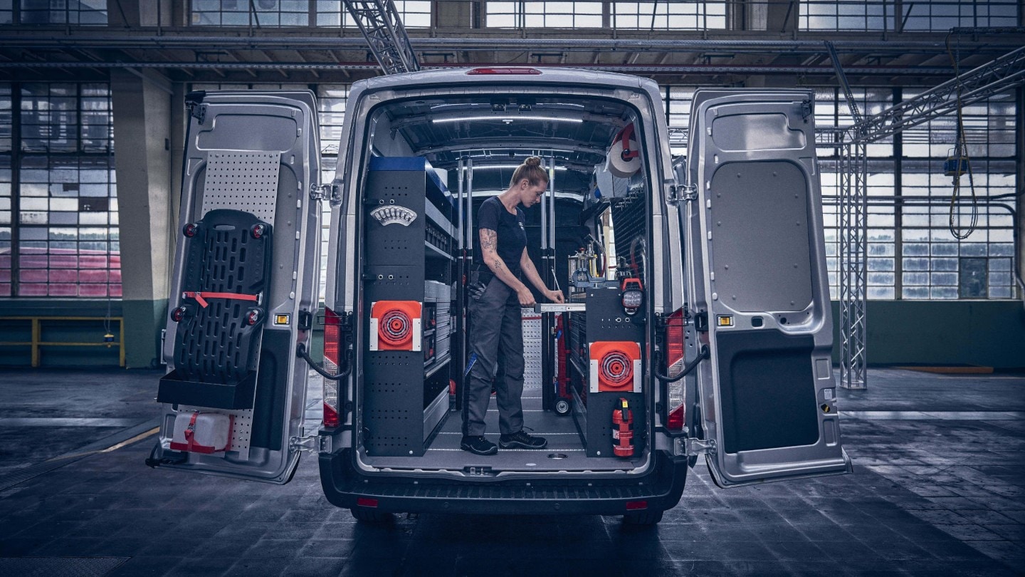 Une technicienne Ford Mobile Service dans son van atelier