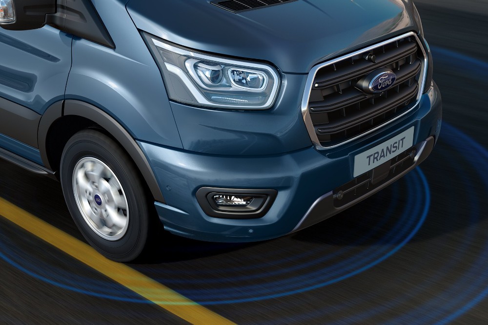 Le Ford Transit 2T vu de dos avec panneau de signalisation
