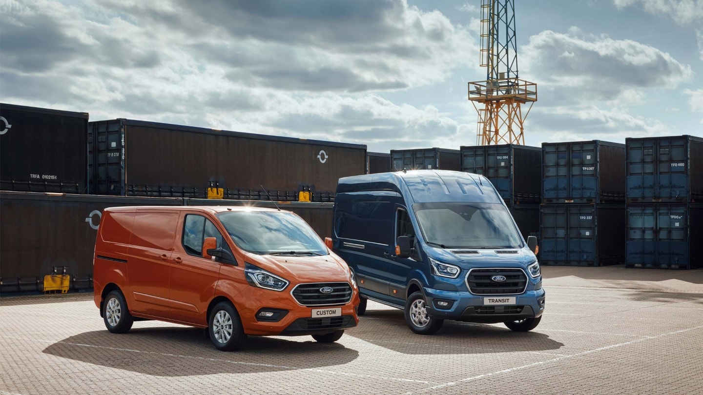 Un Ford Transit Custom et un Ford Transit 2T garés côte à côte.