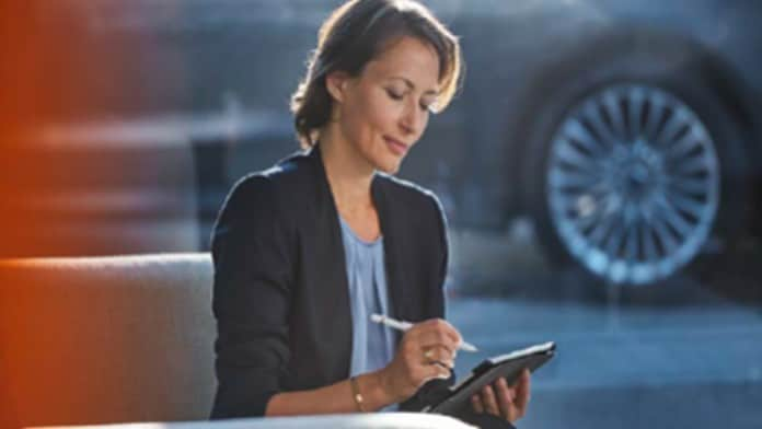 Une femme regardant les solutions de location sur sa tablette.