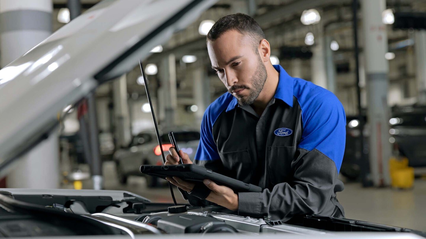 Un technicien Ford collectant des ​données