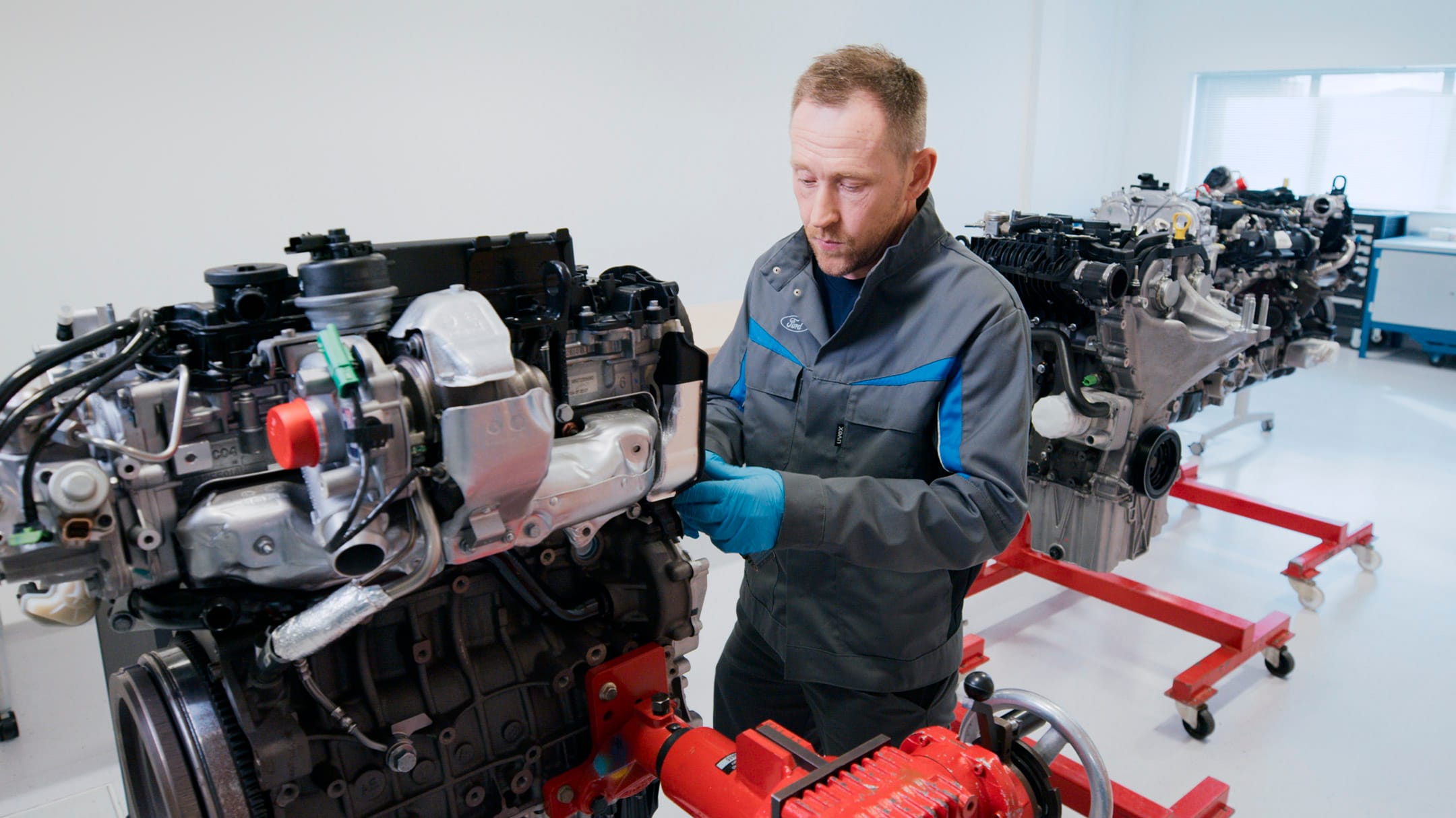 Un technicien Ford travaillant sur un moteur